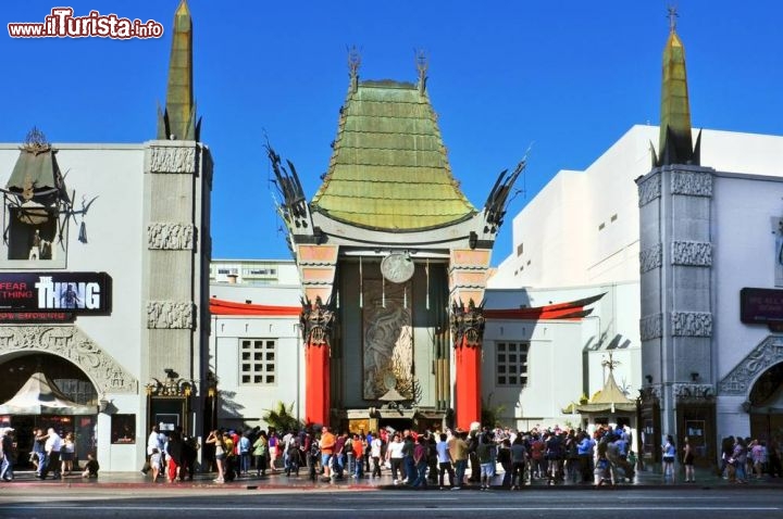 Immagine il famoso Grauman's Chinese Theater (TCL) a Hollywood lungo la Walk of Fame - © nito / Shutterstock.com
