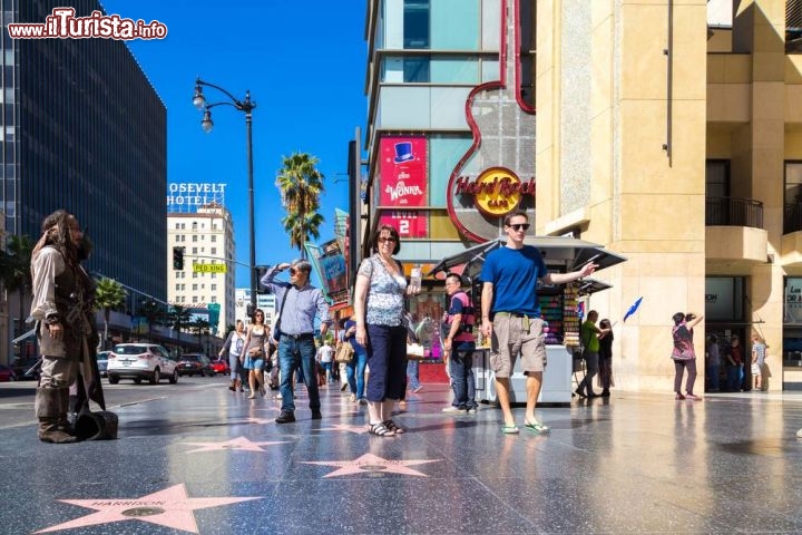 Immagine Turisti lungo la Walk of Fame ad Hollywood si fanno fotografare con i sosia delle Star - © Filipe Frazao / Shutterstock.com