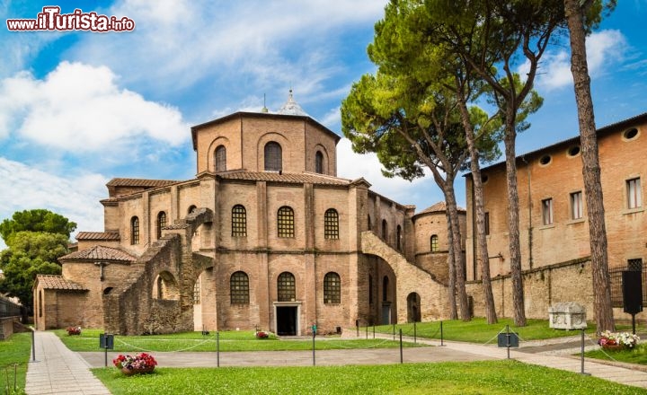 Immagine Il complesso monumentale della Basilca di San Vitale in centro a Ravenna, anche qui trovate i mosaici bizantini Patrimonio UNESCO che hanno reso celebre la città - © canadastock / Shutterstock.com