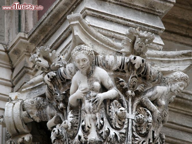 Immagine Particolare di un capitello sulla facciata della chiesa di San Rocco a Venezia - © wjarek / Shutterstock.com