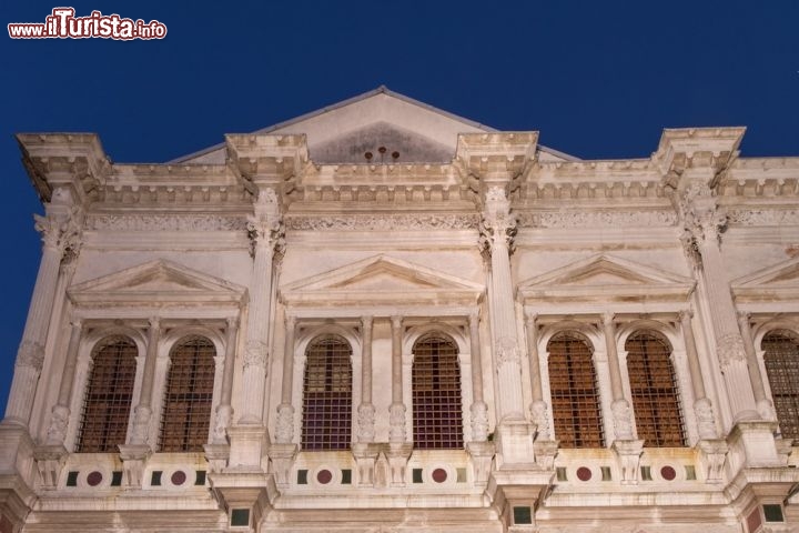Immagine La facciata monumentale della Scuola Grande di San Rocco a Venezia - © Renata Sedmakova / Shutterstock.com