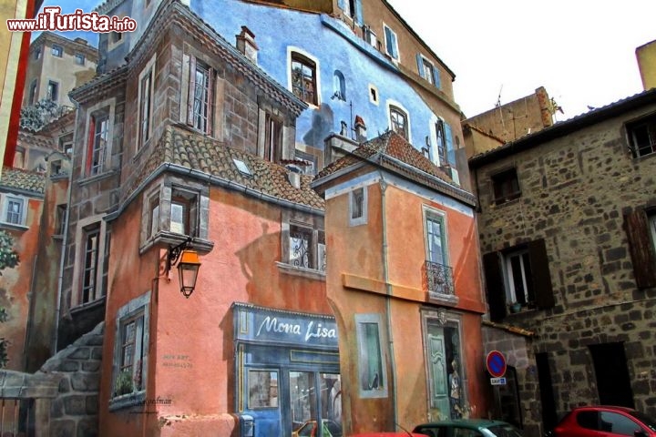 Murales a Agde (Francia)
In quella che è forse la capitale europea del nudismo, oltre alle spiagge naturiste e ai locali per scambisti si trovano anche alcuni interessanti murales nella zona del centro, in rue Perben. Le pareti di alcune case sono disegnate talmente realisticamente che non si riesce più a capire quali elementi (finestre, comignoli, tetti ecc...) siano veri e quali solo dipinti  - © wallpaintss.blogspot.it

