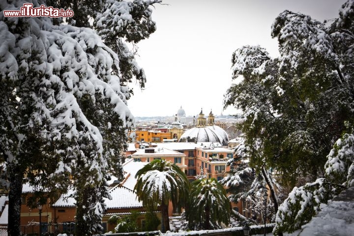 Immagine Neve a Roma, fotografata dai giardini di Villa Borghese - © Michele Alfieri / Shutterstock.com