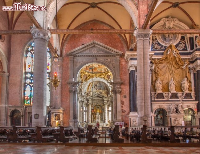 Immagine Il luminoso interno della gotica Basilica dei Santi Giovanni e Paolo di Venezia - © Renata Sedmakova / Shutterstock.com