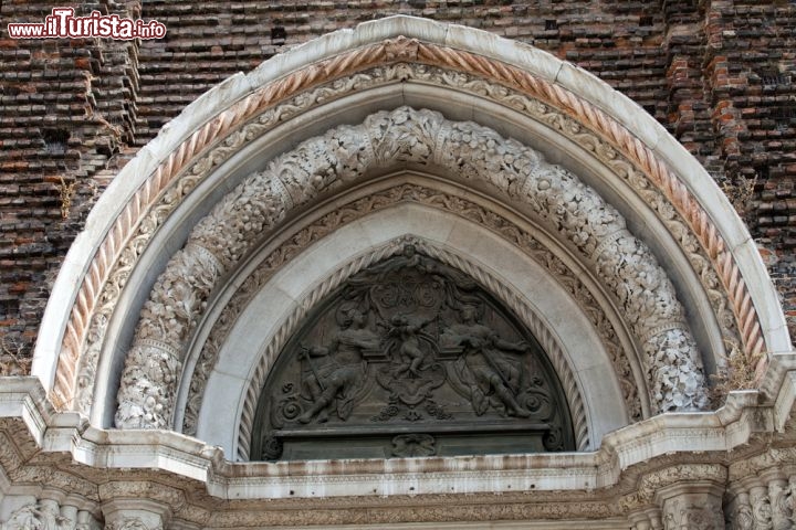 Immagine Portale d'ingresso in stile gotico, chiesa dei santi Giovanni e Paolo a Venezia - © wjarek / Shutterstock.com