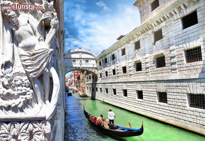 Immagine Tour in gondola a Venezia: il passaggio sotto al Ponte dei Sospiri è uno dei momenti più romantici dell'escursione - © leoks / Shutterstock.com