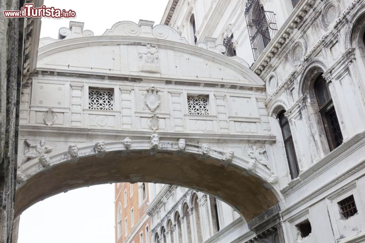 Immagine Zoom sul Ponte dei Sospiri, una vera leggenda di Venezia - © Rappholdt / Shutterstock.com