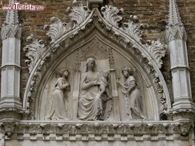 Immagine Dettaglio sui muri esterni della Basilica di Santa Maria Gloriosa dei Frari Venezia - © wjarek / Shutterstock.com