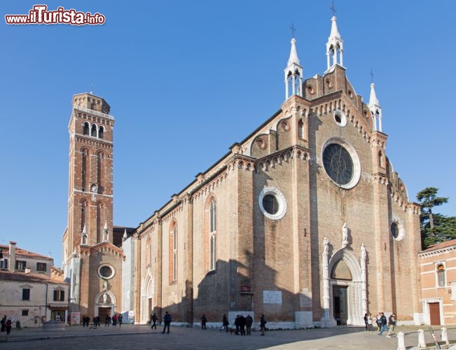 Immagine Facciata e campanile della Basilica di Santa Maria dei Frari a Venezia - © Nick_Nick / Shutterstock.com