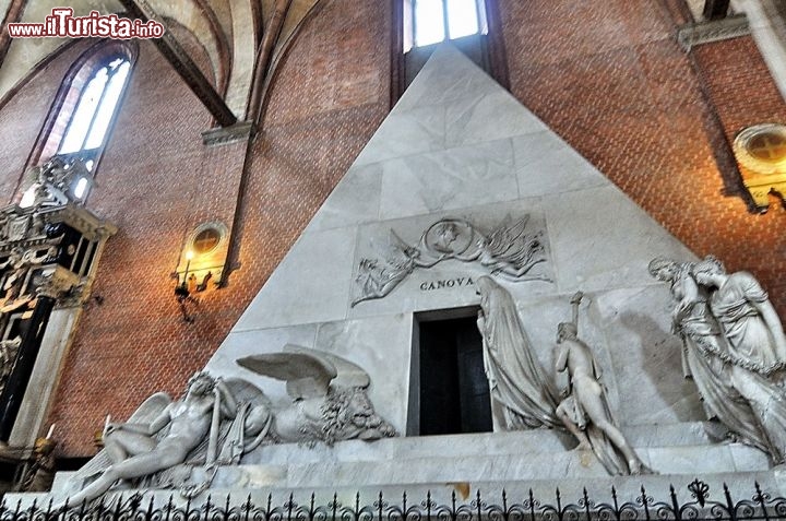 Immagine Il sepolcro di Antonio Canova nella Basilica dei Frari a Venezia