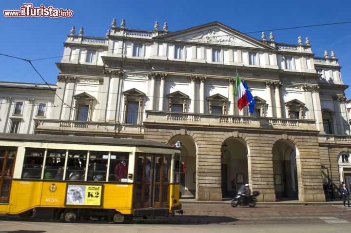 Immagine Tram d'epoca davanti al Teatro alla Scala di Milano - © Paolo Bona / Shutterstock.com