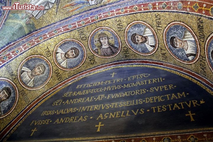 Immagine Dettaglio dei mosaici e inscrizione nella Cappella Aarcivescovile di Ravenna, conosciuta anche con il nome di Sant'Andrea - © Incola - CC BY-SA 4.0 - Wikimedia Commons.