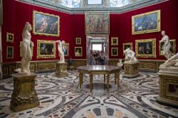 Un tripudio d'arte, il percorso all'interno delle 93 sale della Galleria degli Uffizi a Firenze - Vi sono musei e musei. La Galleria degli Uffizi non solo può vantare moltissime ...