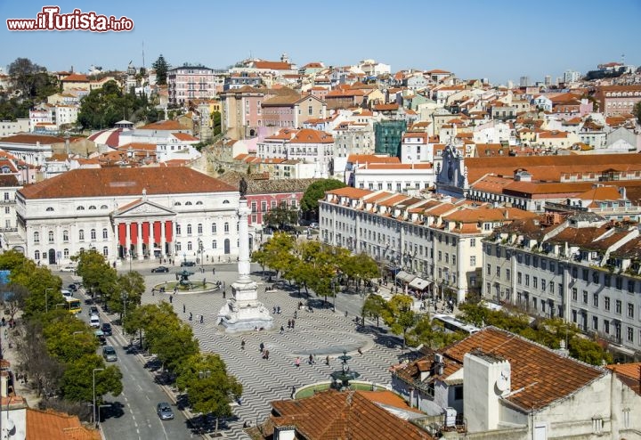 Immagine Fotografia aerea della piazza del Rossio a Lisbona. E' stata scattata dalla cima dell'Elevador de Santa Justa - © Daniel Rubio Arias / Shutterstock.com