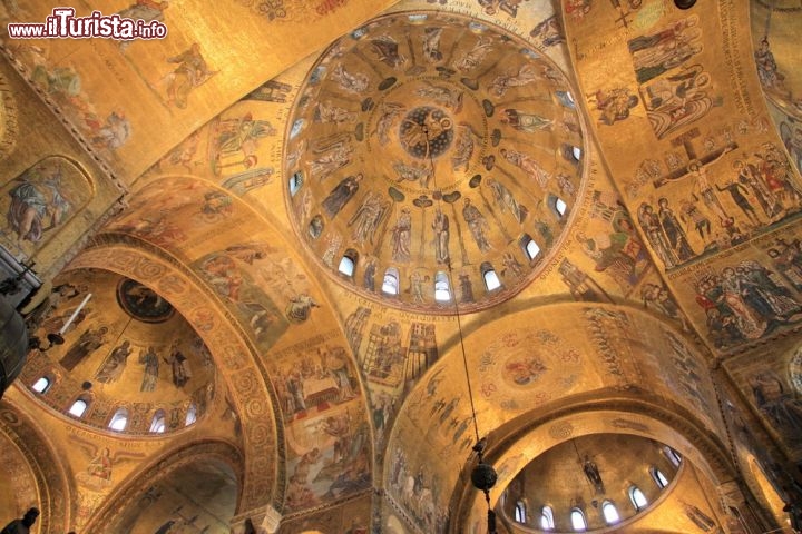 Immagine La volta dorata dell'interno della Basilica di San Marco a Venezia - © mary416 / Shutterstock.com