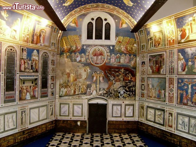 Immagine Interno della Cappella degli Scrovegni (Padova) con il ciclo degli affreschi di Giotto - © Rastaman3000 - CC BY-SA 3.0 - Wikimedia Commons.