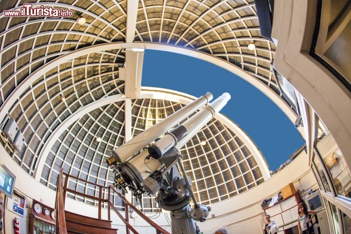 Immagine Dentro alla cupola: il telescopio principale del Griffith Observatory a Los Angeles - © Jorg Hackemann / Shutterstock.com