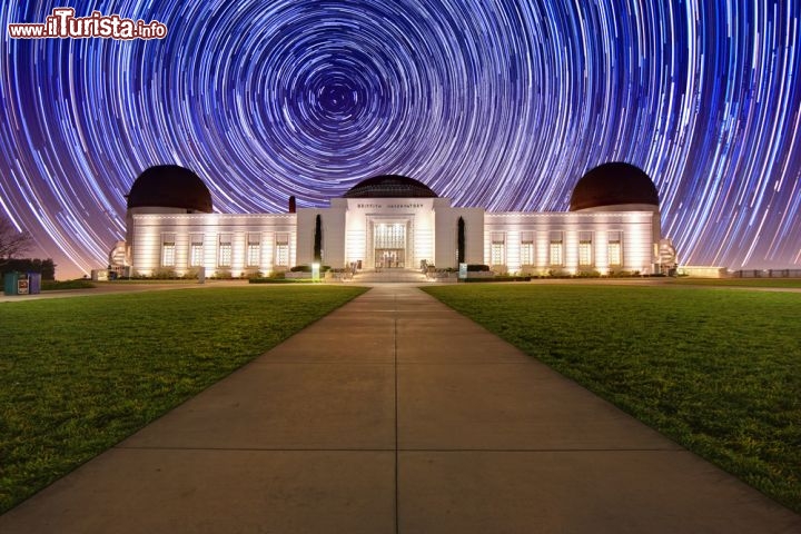 Immagine Fotografia a lunga posa del cielo stellato (startrail) al Griffith Observatory di Los Angeles. Si noti il percorso delle stelle che ruotando nel cielo segnalano la posizione del Polo Nord celeste - © tobkatrina / Shutterstock.com