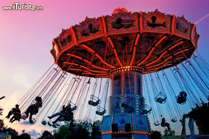 Immagine Giostra al parco del Prater, nel grande parco Pubblico di Vienna. E' un semplice calcinculo, vecchio tipo, nulla a che vedere con la colossale Praterturm, alta 120 metri - © pryzmat / Shutterstock.com