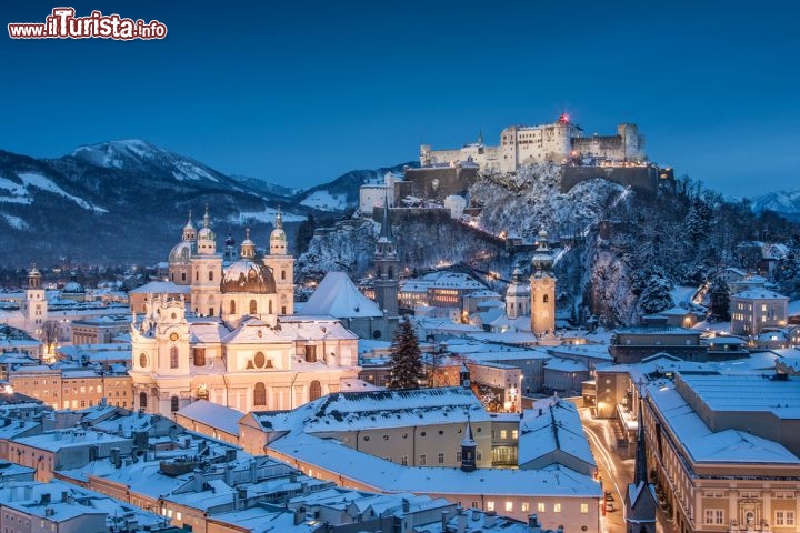 Immagine Festung Hohensalzburg, la magica Fortezza di Salisburgo fotografata in una serata limpida in Inverno, dopo una copiosa nevicata - © canadastock / Shutterstock.com
