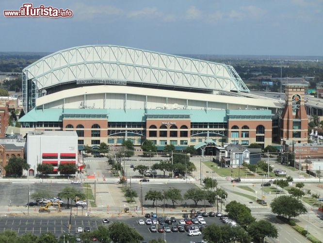 Immagine Fotografia esterna dello stadio del Baseball "Minute Maid Park" a Houston, in Texas - © Daderot - CC0 - Wikimedia Commons.