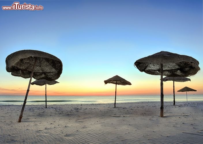 Immagine Alba a Skanes, la bella spiaggia di Monastir, Tunisia - © cpaulfell / Shutterstock.com