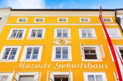 Mozart Geburtshaus: un dettaglio della facciata dipinta di carico colore giallo a pastello. Si tratta della Casa natale di Mozart a Salisburgo. Qui il celebre compositore nacque il 27 gennaio ...