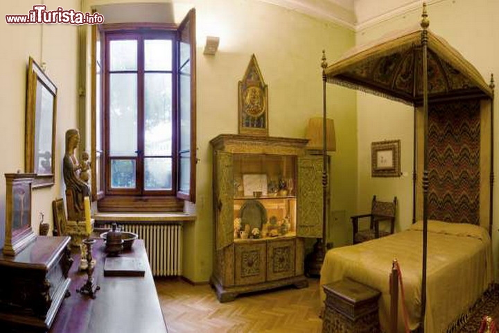 Immagine Camera con letto a baldacchino. Ci troviamo all'interno della Casa Museo Rodolfo Siviero a Firenze