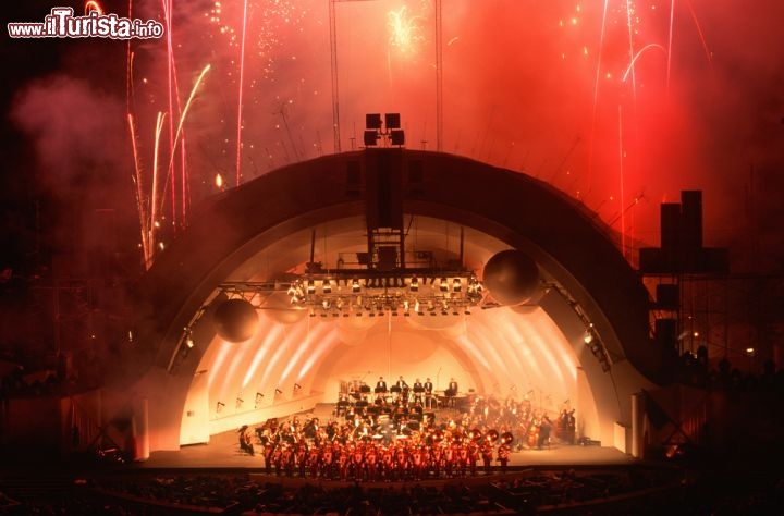 Immagine Concerto e fuochi artificiali che accendono lo scenario dell'Hollywood Bowl di Los Angeles - © American Spirit / Shutterstock.com