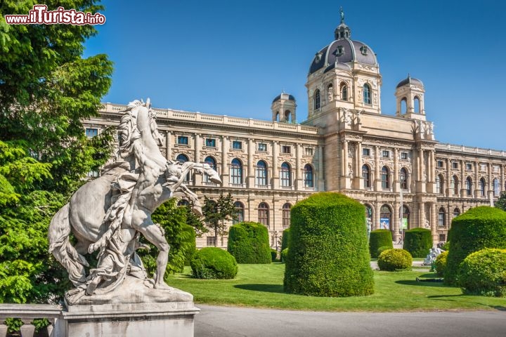 Immagine La monumentale facciata del Kunsthistorisches Museum, il Museo della storia dell'arte di Vienna - © canadastock / Shutterstock.com