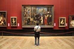 Visitatore ammira le opere esposte al Kunsthistorisches ...
