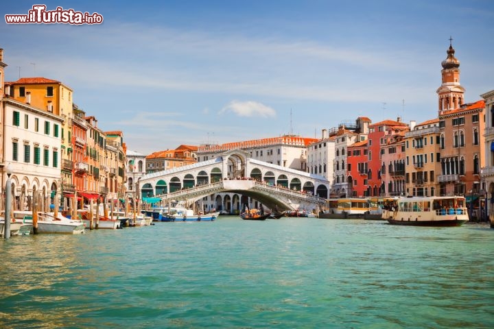 Immagine I colori di Venezia fotografati da un traghetto mentre percorre il Canal Grande - © S.Borisov / Shutterstock.com