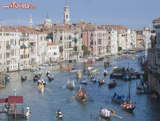 Immagine Regata storica nella magica cornice del Canal Grande di Venezia - © Massimo Petranzan / Shutterstock.com