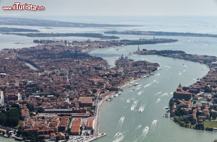 Immagine Vista aerea  di Venezia: sulla destra l'isola della Giudecca, mentre a sinistra che taglia il centro storico, è visibile il Canal Grande  - © Angelo Giampiccolo / Shutterstock.com