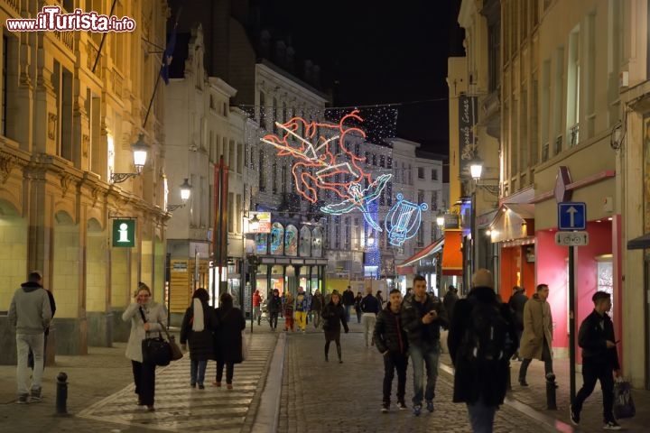 Immagine Il centro di Bruxelles durante il periodo dell'Avvento. Durante le festività che precedono e seguono il Santo Natale, il cuore della capitale, chiamato Ilot Sacré diventa un luogo perfetto per una rilassante passeggiata serale, tra le luminarie e le vetrine addobbate della città  - © skyfish / Shutterstock.com