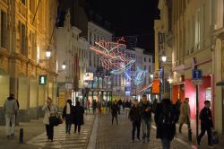 Il centro di Bruxelles durante il periodo dell'Avvento. Durante le festività che precedono e seguono il Santo Natale, il cuore della capitale, chiamato Ilot Sacré diventa un ...