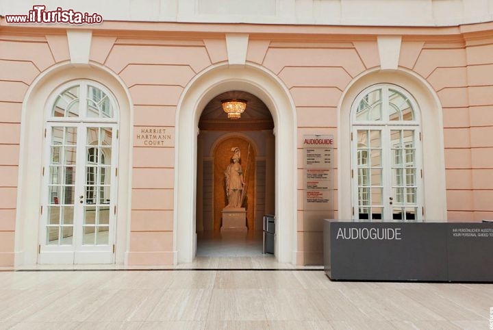 Immagine Atrio della biglietteria del museo Albertina di Vienna. Da qui inizia la visita al palazzo ed alle sue collezioni - © www.albertina.at