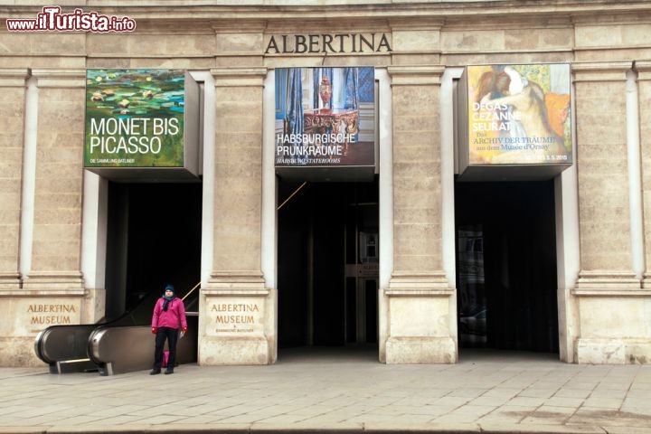 Immagine Ingresso del museo Albertina a Vienna. Qui si temgono anche esposizioni temporanee con grandi artisti periodicamente esposti nelle sale del palazzo - © InnaFelker / Shutterstock.com