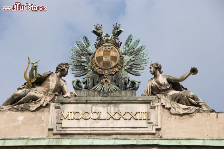 Immagine Dettaglio di particolare architettonico del palazzo dell'Albertina, che si trova vicino ad Hofburg nel centro di VIenna - © Alexander Donchev / Shutterstock.com