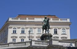 Il monumentale palazzo dell Albertina a Vienna (Austria). All'interno una gigantesca collezione di disegni e stampe uniche al mondo - © M DOGAN / Shutterstock.com