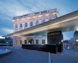 Vista serale dell'ingresso del Museo Albertina a Vienna  - © www.albertina.at