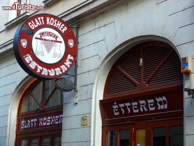 Immagine Dove mangiare a Budapest? Il ristorante Glatt Kosher è una delle scelte più  tipiche, si trova nel quartiere Ebraico - © Monica Mereu