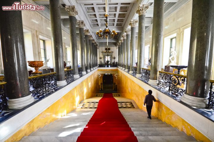 Immagine Scala all'interno del museo dell'ermitage di San Pietroburgo, il più vasto della Russia, una delle collezioni d'arte più importanti del mondo - © Ammit Jack / Shutterstock.com