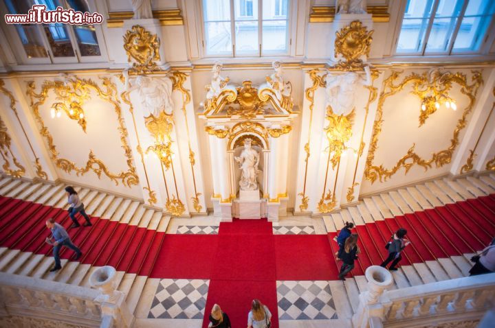 Immagine Scalinata d'accesso alle sale dell'Ermitage l'enorme museo di San Pietroburgo - © Anton_Ivanov / Shutterstock.com