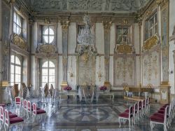 L'elegante salone di Marmo del Castello di ...