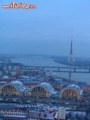 Immagine Veduta notturna,dall'alto, del mercato centrale di Riga (Lettonia) - © Monica Mereu