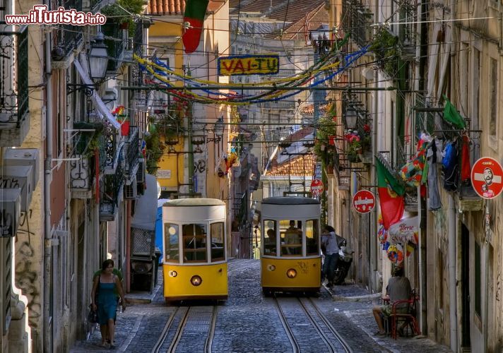 Immagine Un scorcio suggestivo di Lisbona: due tram si incrociano lungo la rampa che conduce al Bairro Alto - © Rob van Esch / Shutterstock.com