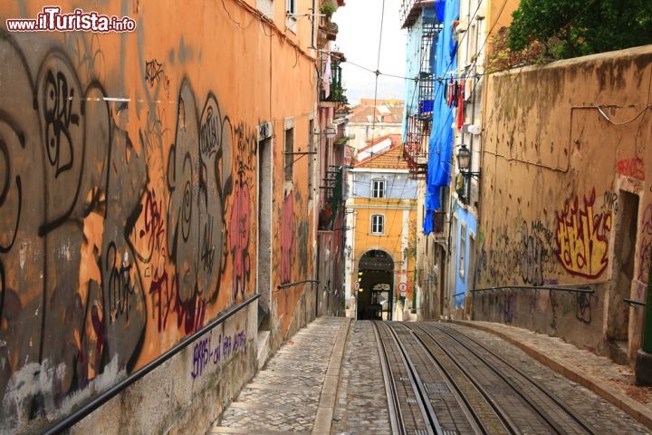 Immagine Street Art nel quartiere Bairro Alto di Lisbona - © Rudolf Tepfenhart / Shutterstock.com