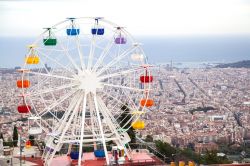 Ruota panoramica del parco divertimenti del Tibidabo a Barcellona - © eclypse78 / Shutterstock.com