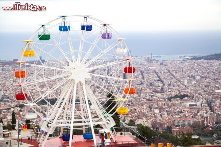 Immagine Ruota panoramica del parco divertimenti del Tibidabo a Barcellona - © eclypse78 / Shutterstock.com